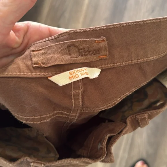 Dittos Light Brown Jeans
Dittos Jessica Mid-Rise Nutmeg Brown Jeggings
Size 26 - Picture 7 of 13
